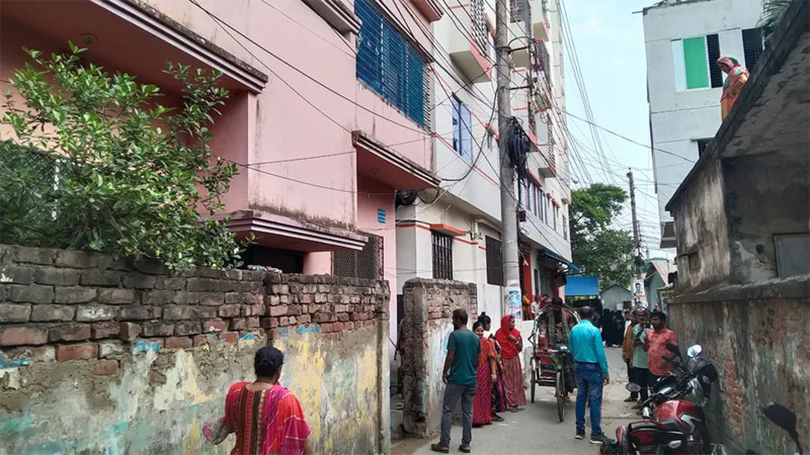 মাদারীপুরে আত্মীয়ের বাসা থেকে  তিনজনের মরদেহ উদ্ধার