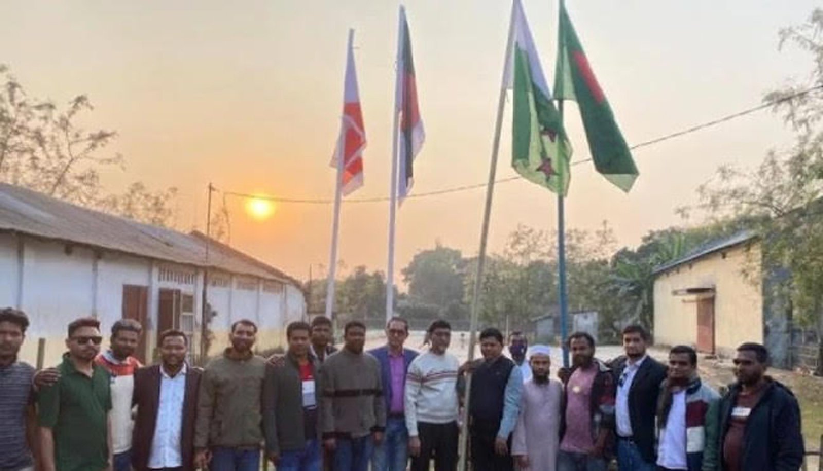 ঠাকুরগাঁওয়ে আওয়ামী লীগের অফিসে জাতীয় ও দলীয় পতাকা উত্তোলন