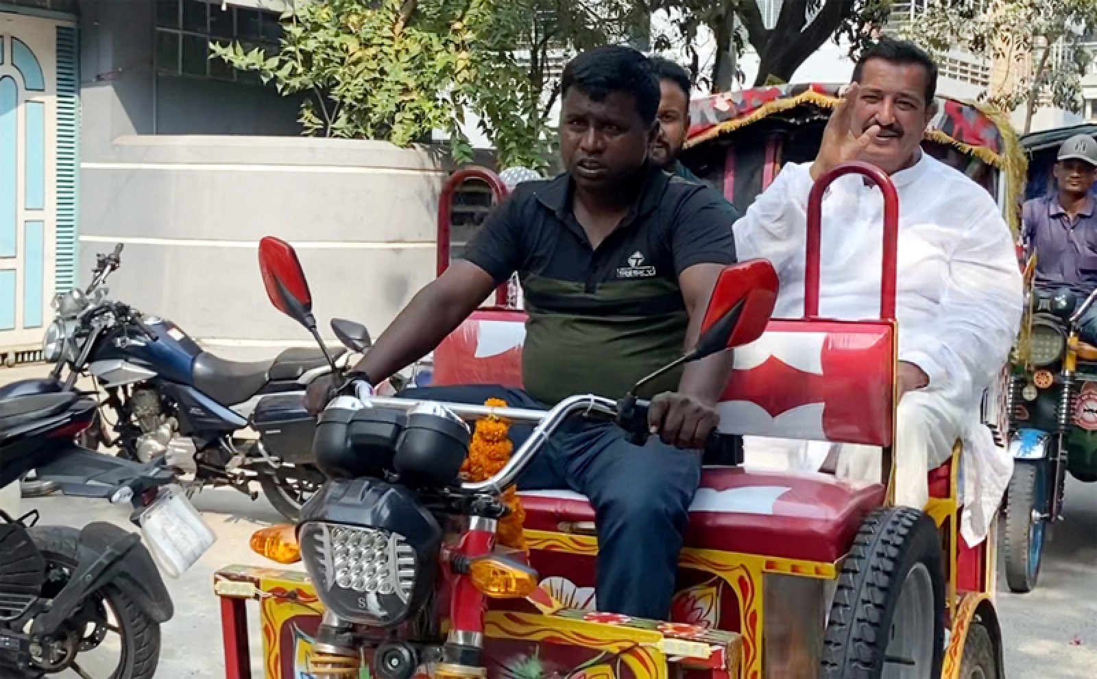 শহরে এখনো রিকশায় ঘুরছেন ভূমিমন্ত্রী মিনু