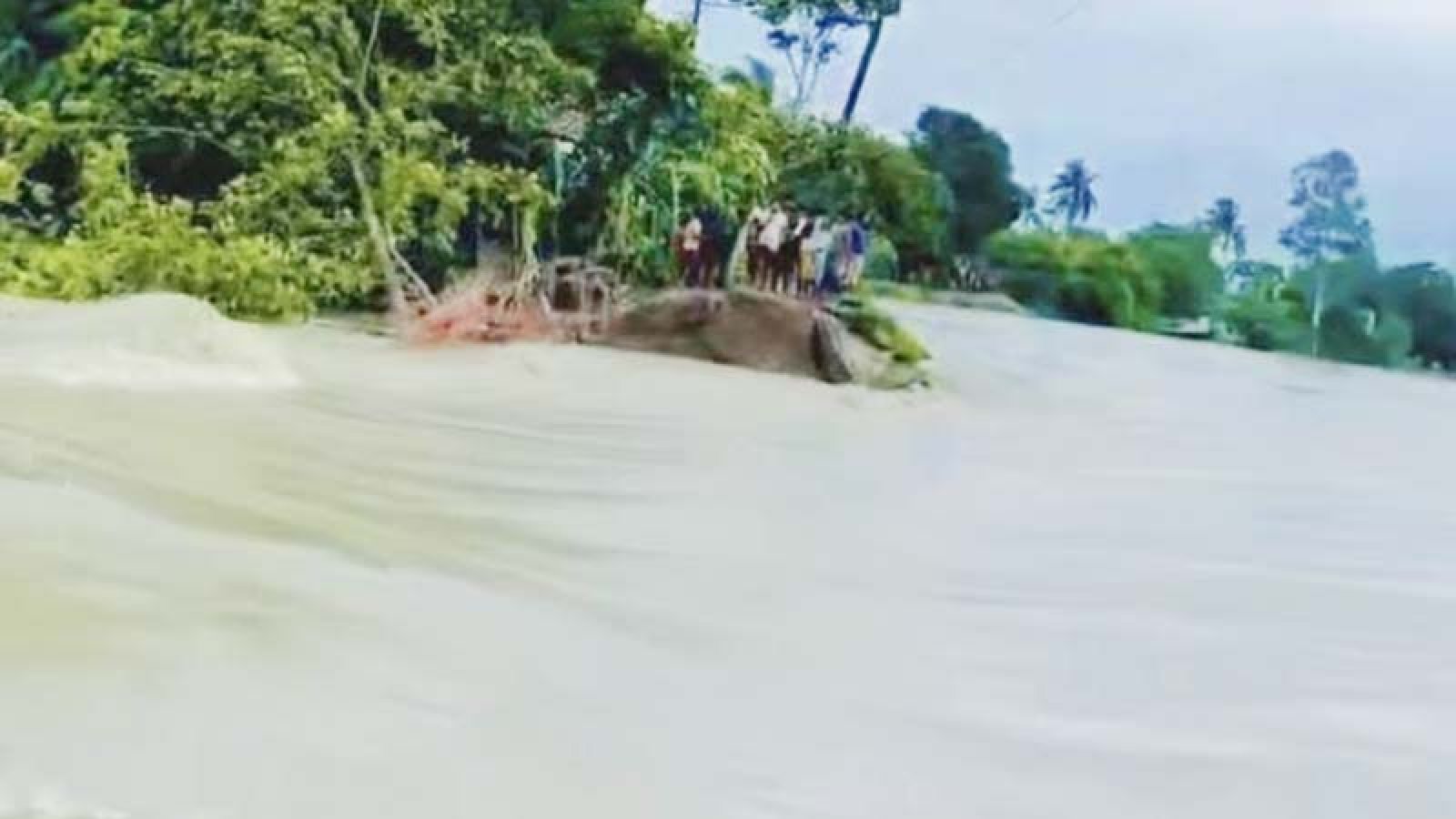 হবিগঞ্জে খোয়াই নদীর বাঁধ কমপক্ষে ২০টি গ্রাম প্লাবিত