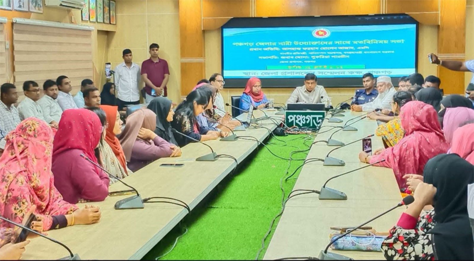 পঞ্চগড়ে নারী উদ্যোক্তাদের সাথে প্রতিমন্ত্রী ফরহাদ হোসেন আজাদের মতবিনিময় সভা