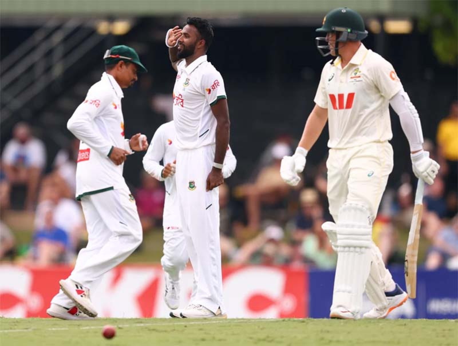 অস্ট্রেলিয়াকে অলআউট করল বাংলাদেশ