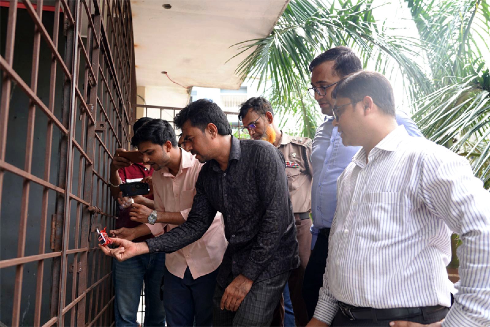 রাসিকের ভ্রাম্যমাণ আদালতের অভিযানে  ভূবনমোহন পার্কের স্থাপনা অবৈধ দখলমুক্তকরণ