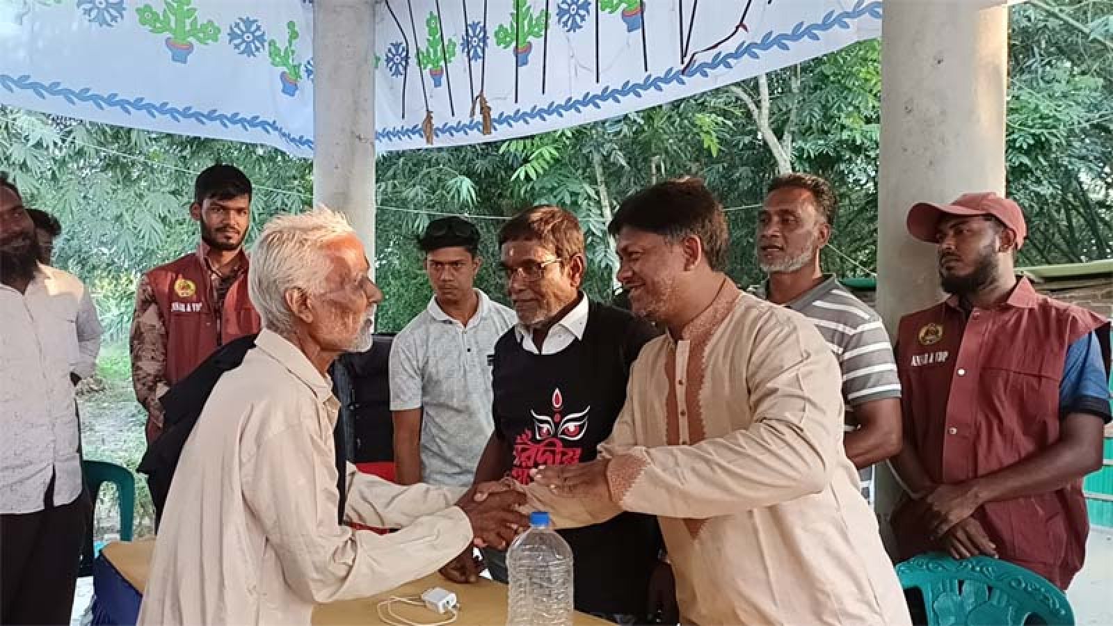 বদলগাছীতে উৎসবের আমেজে জনসংযোগ, বালুভরায় চেয়ারম্যান প্রার্থী রাসেল