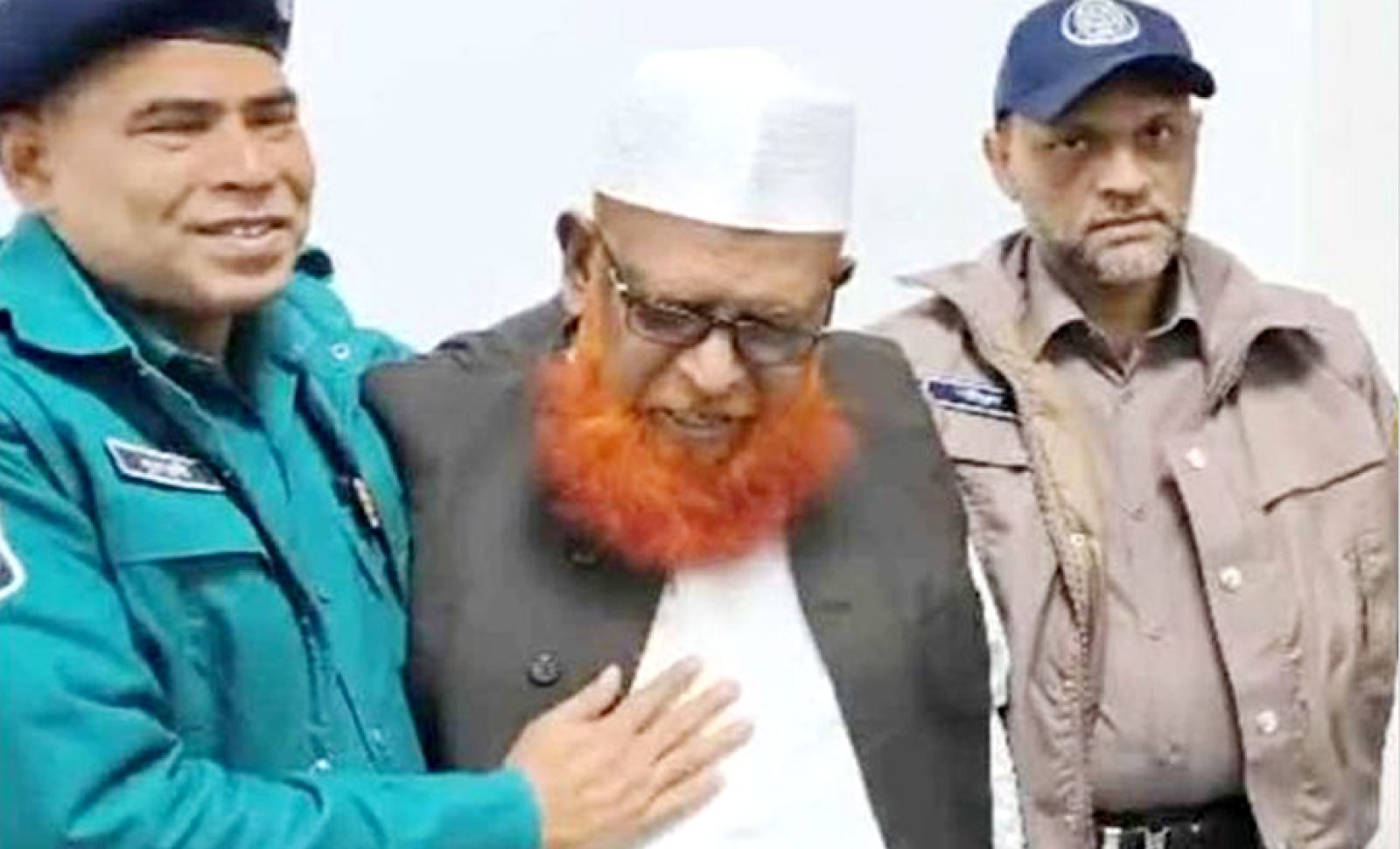ট্রাইব্যুনালে মৃত্যুদণ্ডপ্রাপ্ত আসামি আবুল কালাম আযাদের আত্মসমর্পণ