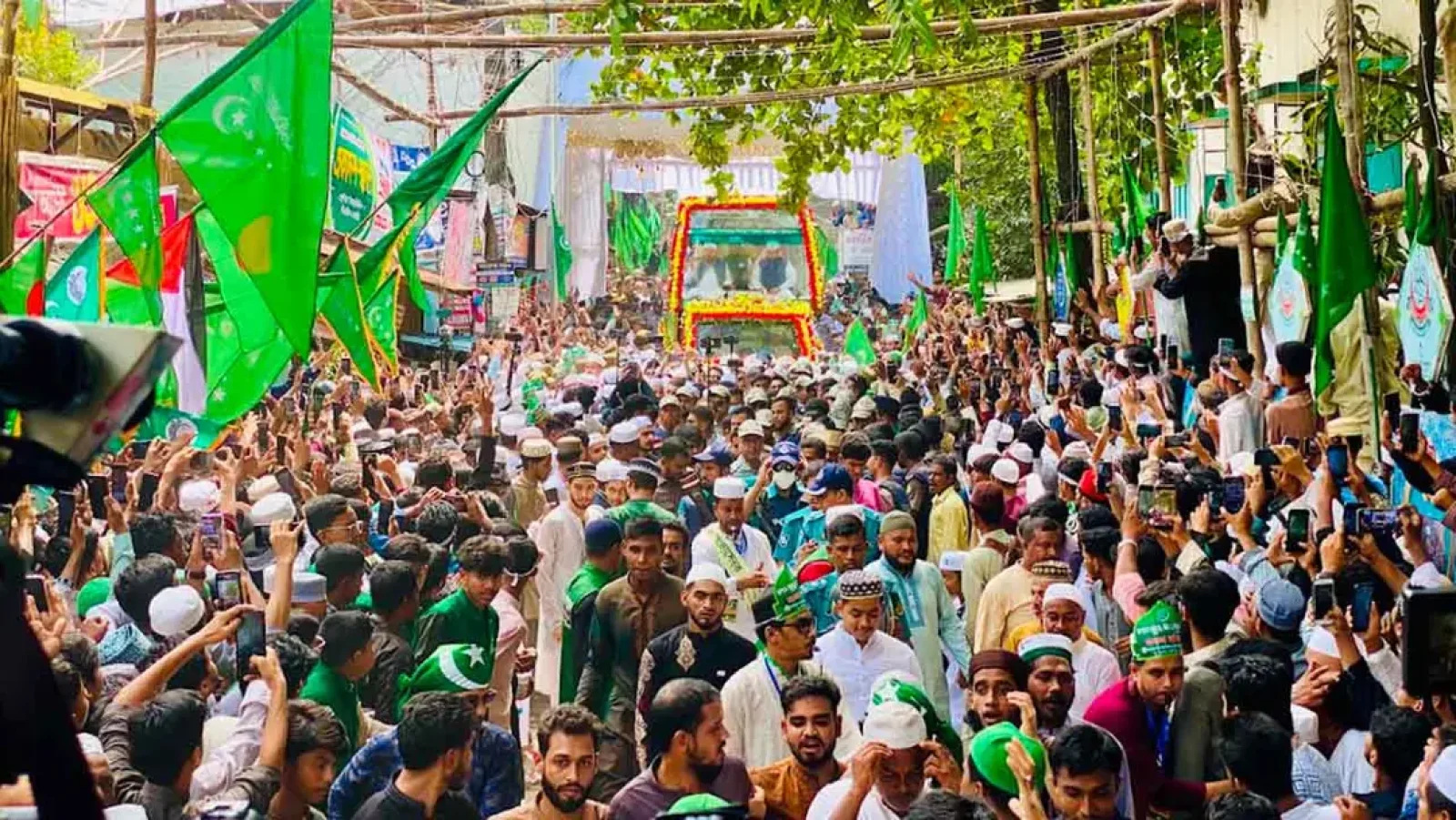 চট্টগ্রামে ভক্তি ও শ্রদ্ধায় জশনে জুলুস শুরু॥ লাখো ভক্তের সমাবেশ