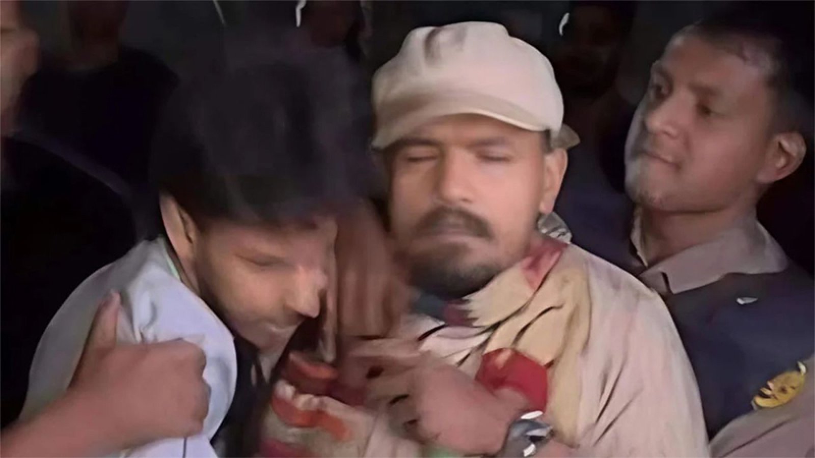 সোহরাওয়ার্দী উদ্যানে শিক্ষার্থী ও সাংবাদিকদের মারধর , চার পুলিশ সদস্য প্রত্যাহার