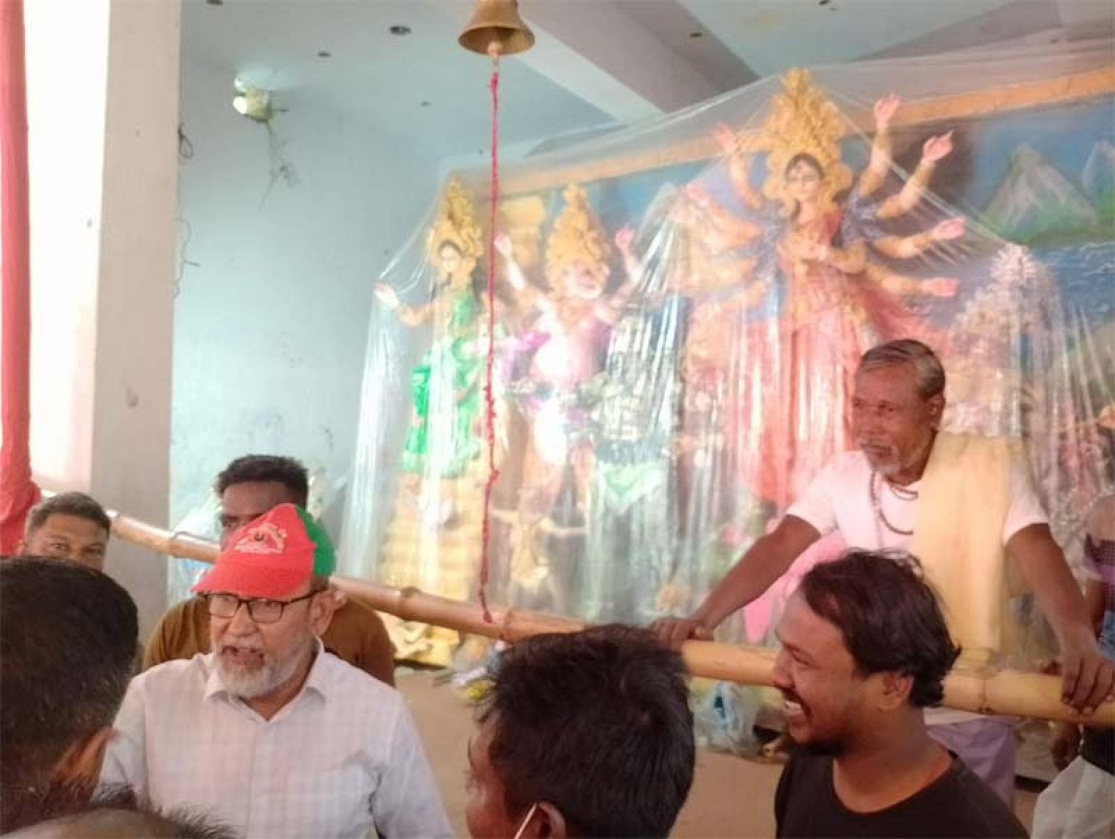 নিয়ামতপুরে বিভিন্ন পূজামণ্ডপ পরিদর্শন করলেন এমপি মোস্তাফিজুর রহমান
