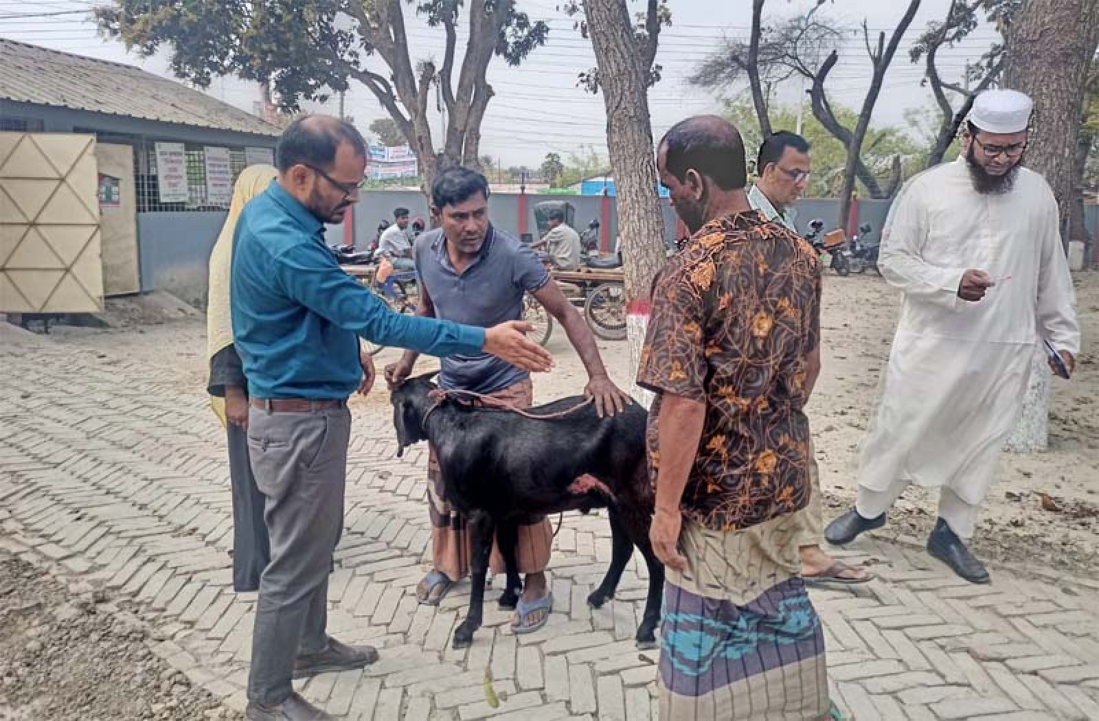 প্রাণিসম্পদ হাসপাতাল জরুরি সেবার আওতায় আনার দাবি খামারী ও কৃষকদের