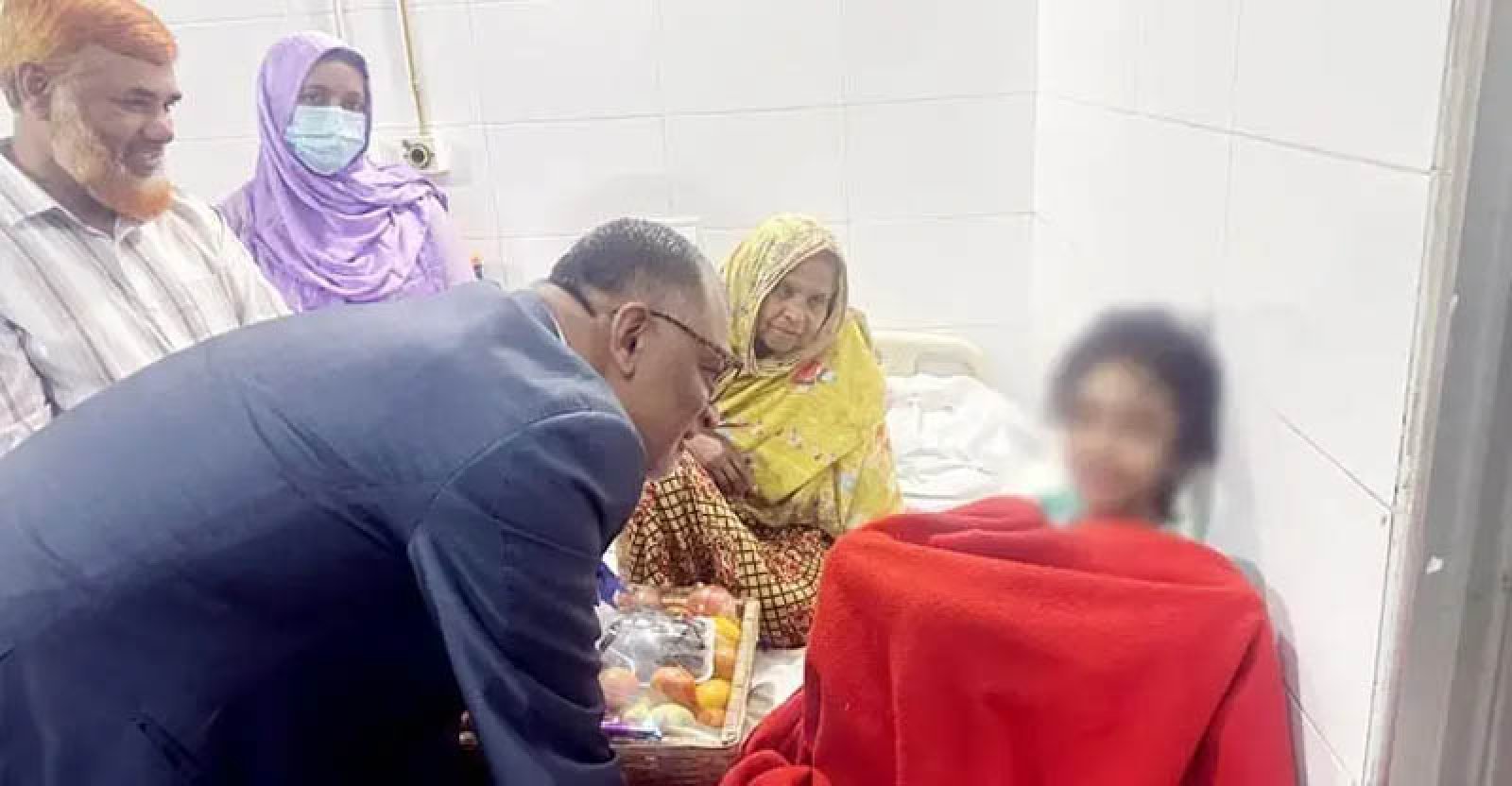 সেই শিশুর খোঁজ নিলেন প্রধান উপদেষ্টা॥ হাসপাতালে গেলেন বাণিজ্য উপদেষ্টা