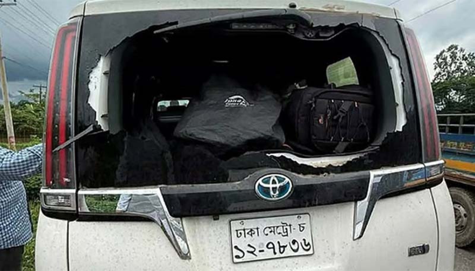 গোলাপগঞ্জে এনসিপি নেতাদের গাড়িবহরে হামলা