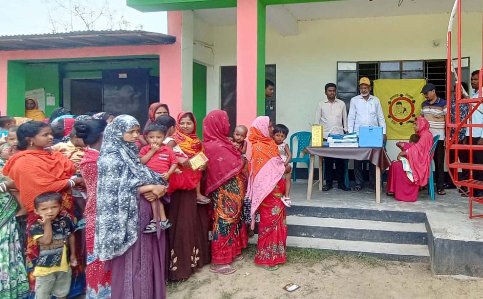 হামের টিকা পেল বাবুডাইং আলোর পাঠশালার শিক্ষার্থীসহ আশেপাশের শিশুরা