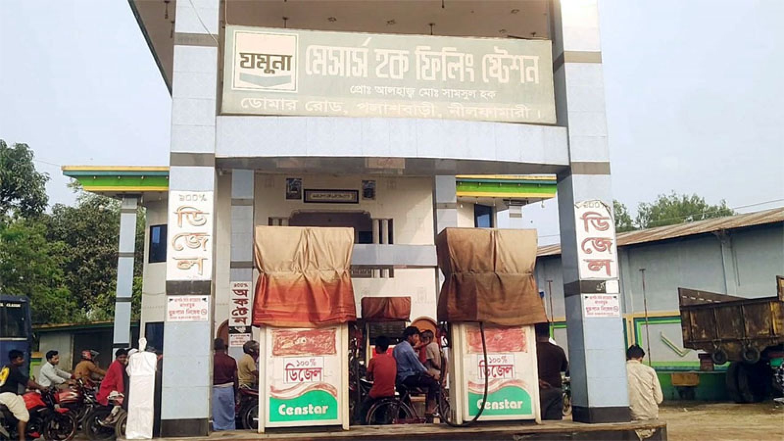 নীলফামারীতে তিনগুণ দামে দোকানে বিক্রি হচ্ছে জ্বালানি তেল