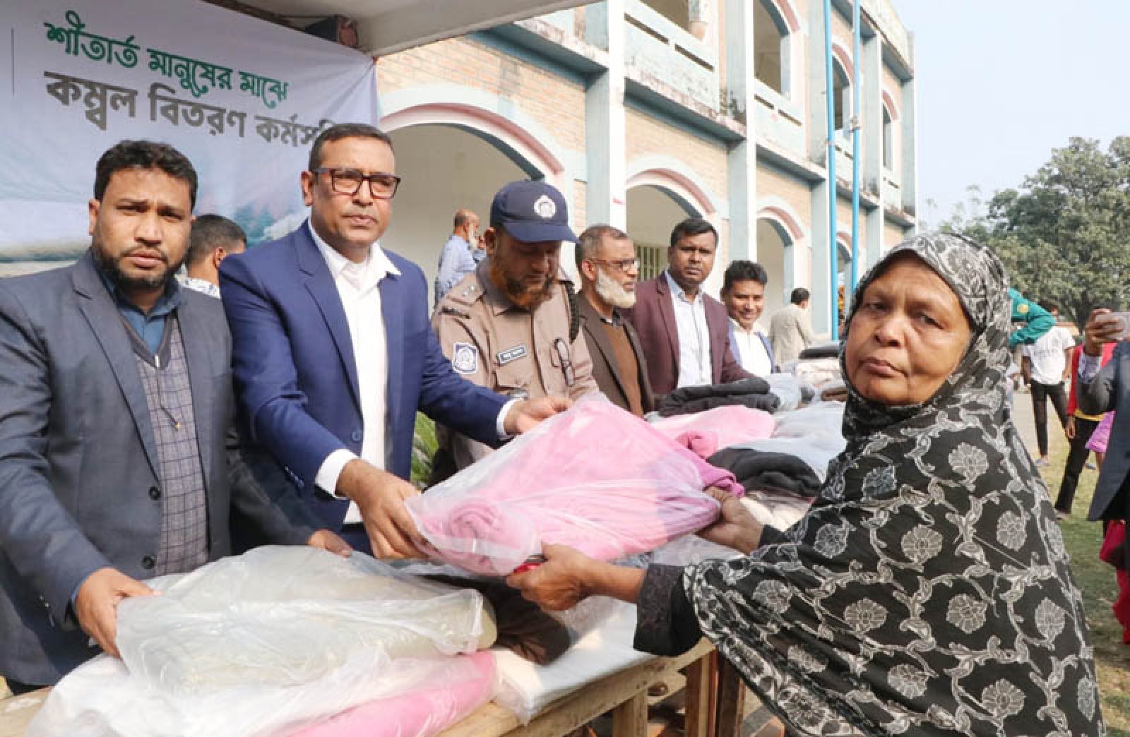 রাজশাহীতে লংকাবাংলা ফাউন্ডেশনের শীত বস্ত্র বিতরণ