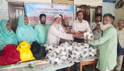 গোমস্তাপুরে শিক্ষা প্রতিষ্ঠান আদিবাসী খেলোয়ারদের মাঝে খেলাধুলার সামগ্রী বিতরণ