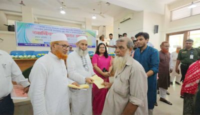 গোদাগাড়ীতে এমপি মুজিবুর রহমানের উদ্যোগে ৪০০ অসহায় মানুষের মাঝে নগদ অর্থ বিতরণ