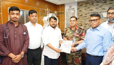 রামেক হাসপাতাল পরিচালকের হাতে জনসচেতনতামূলক লিফলেট তুলে দিলেন রাসিক প্রশাসক