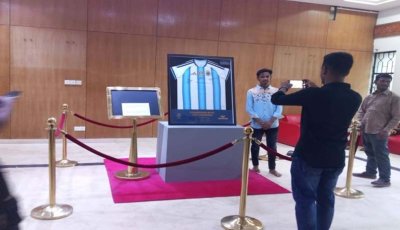 জাদুঘরে মেসির স্বাক্ষরিত জার্সি দেখতে ভিড় করছেন ফুটবলপ্রেমীরা
