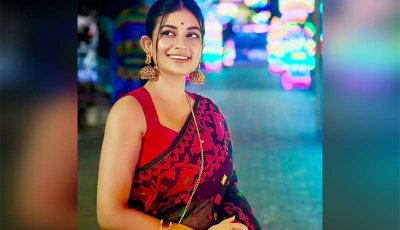 পূজার সাজে  ধরা  দিলেন মন্দিরা