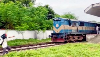 চলন্ত ট্রেনে পাথর নিক্ষেপে যাত্রীদের জীবন হুমকির মুখে, রাষ্ট্রকে গুনতে হচ্ছে কোটি টাকার আর্থিক ক্ষতি