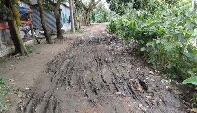 রায়গঞ্জের গ্রামপাঙ্গাসী গ্রামের চলাচলের একমাত্র রাস্তার বেহাল দশা
