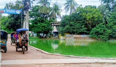 দেড় বছরেও শেষ হয়নি সড়ক সংস্কার, পুকুরপাড়ে মৃত্যুঝুঁকি
