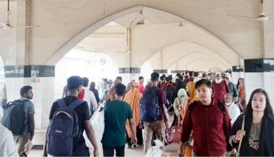 ছুটি শেষে কর্মব্যস্ত শহরে ফিরছেন মানুষ