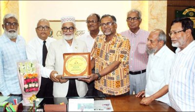জেলা পরিষদ প্রশাসক এরশাদ আলী ঈশাকে সংবর্ধনা দিল রাজশাহী কলেজিয়েট স্কুলের ১৯৭০ সালের এসএসসি ব্যাচ
