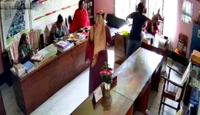 অফিস কক্ষে ঢুকে প্রধান শিক্ষিকাকে চড় মারলেন অভিভাবক