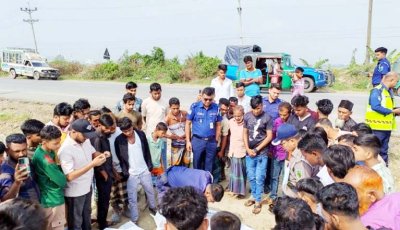 পিকআপ ভ্যান খাদে পড়ে নিহত ৪