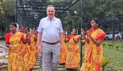 স্ত্রীসহ লোকায়ন জাদুঘরে মার্কিন রাষ্ট্রদূত, দেখলেন বাংলার ঐতিহ্য