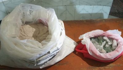 গোদাগাড়ীতে সাড়ে ১২কেজি পাউডার ও কাঁচের গুঁড়া উদ্ধার করেছে র‌্যাব-৫