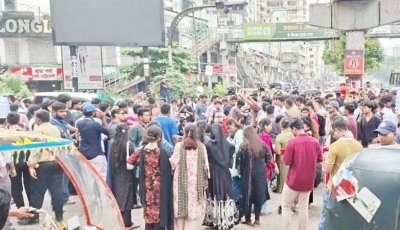ময়মনসিংহে চার দফা দাবিতে পরীক্ষার্থীদের সড়ক অবরোধ