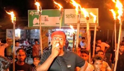 ছাত্রদল নেতাকে’ চেনেনি পুলিশ, তাই থানার সামনে মশাল মিছিল