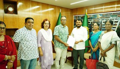 সৌরবিদ্যুৎ প্রকল্প বাস্তবায়নের উদ্যোগ গ্রহণের  আবেদন জানিয়ে রাসিক প্রশাসককে স্মারকলিপি প্রদান