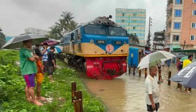 চট্টগ্রাম-কক্সবাজার রুটে ট্রেন চলাচল বন্ধ, টিকিটের টাকা ফেরত দিচ্ছে রেল