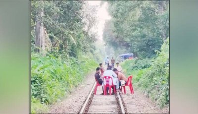 রেললাইনের ওপর বসে আড্ডা-সেলফি, ব্রাহ্মণবাড়িয়ায় বছরে ট্রেনে কাটা পড়ে নিহত ৪৪