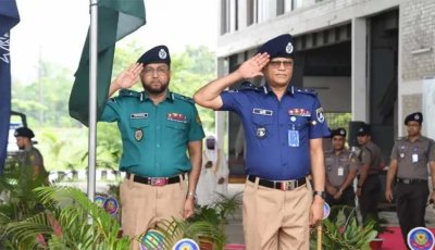 গাঢ় নীল-হালকা জলপাই শার্ট ও খাকি প্যান্টে ফিরলো পুলিশ