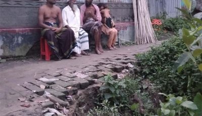 অতি বৃষ্টি ও প্রাকৃতিক দুর্যোগ রায়গঞ্জের জনগুরুত্বপূর্ণ একটি সড়কে ধস যানচলাচল ব্যহত