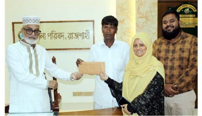 রাজশাহীতে ১৭৭ পূজামণ্ডপে ১৪ লাখ ১০ হাজার টাকা অনুদান দিল জেলা পরিষদ