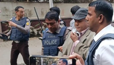 ধানমন্ডি-৩২ এ শ্রদ্ধা জানাতে এসে  ঢাবি অধ্যাপকসহ আটক ৫