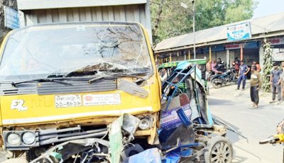 কাভার্ড ভ্যানের ধাক্কায় দুই যাত্রী নিহত