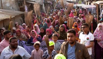 সিরাজগঞ্জে  জামায়াত আমিরের বক্তব্যের প্রতিবাদে ঝাড়ু মিছিল